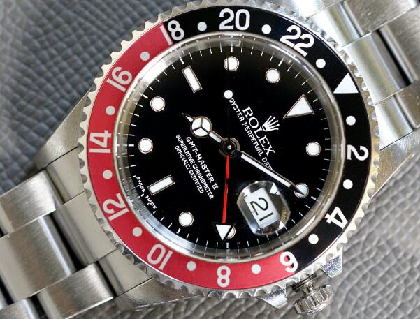 The black and red bezel makes the timepiece very eye-catching.