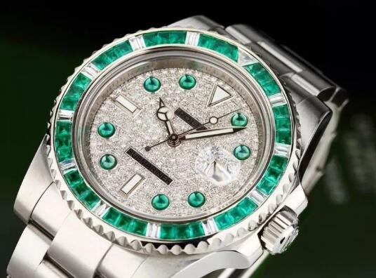 The diamonds paved on the dial enhance the noble touch to the timepiece.
