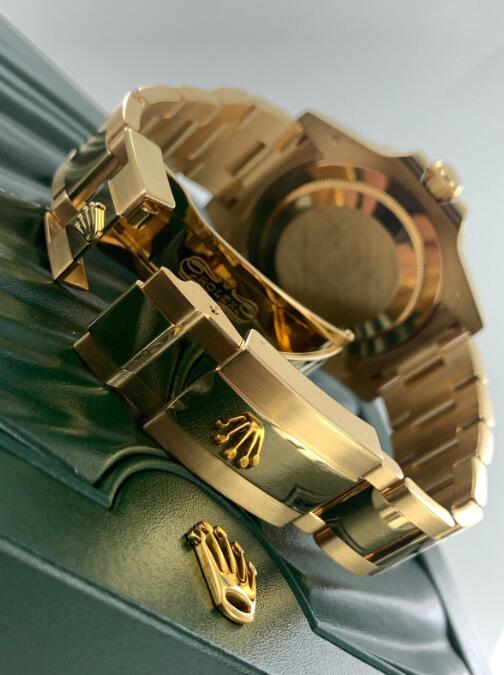 The Swiss made fake watch is made from 18ct gold.