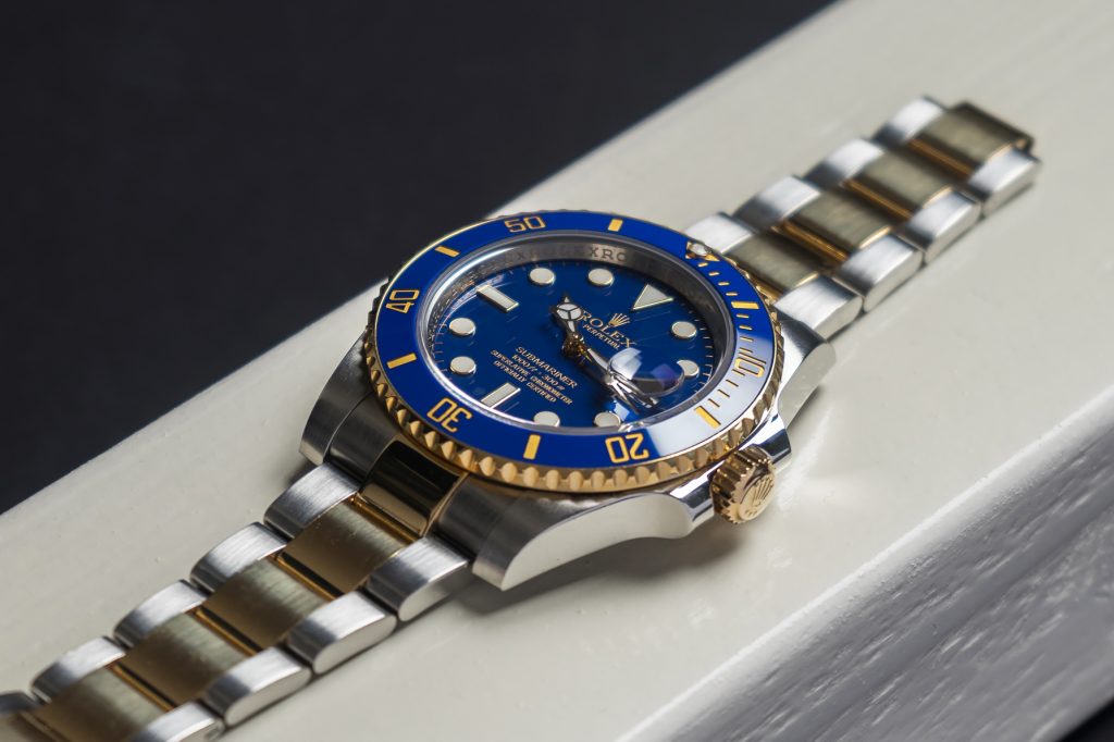 The blue dial fake watch is designed for men.